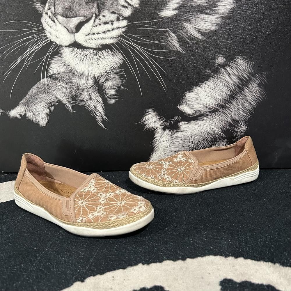 Clarks Elaina Harbor Loafer Shoes Womens 6M Beige Floral Comfort Casual Slip-On